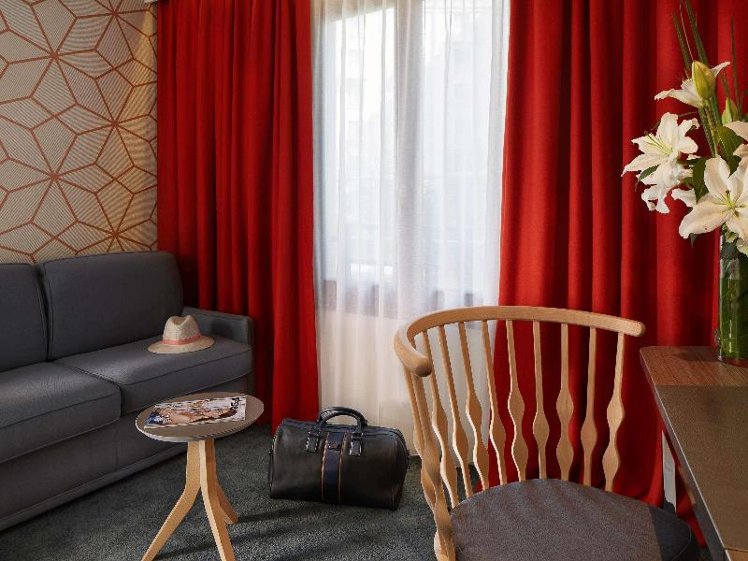 DOUBLE EXECUTIVE QUEEN BED Room