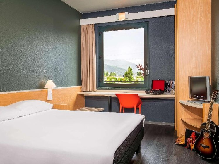 DOUBLE WITH DOUBLE BED Room