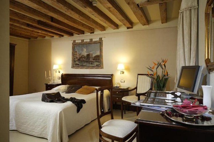 QUADRUPLE SUPERIOR Room