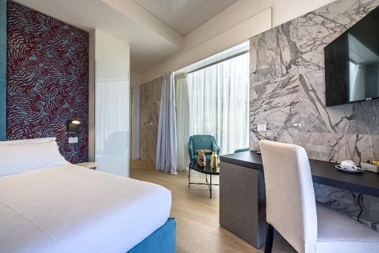 DOUBLE DELUXE QUEEN BED Room
