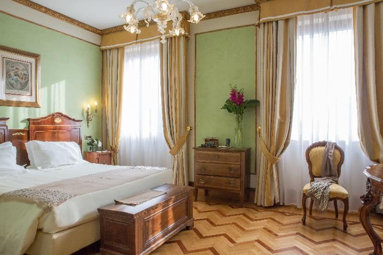 TWIN DELUXE KING BED Room