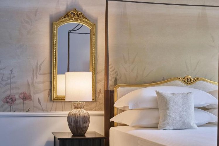 SUITE GARDEN VIEW KING BED Room
