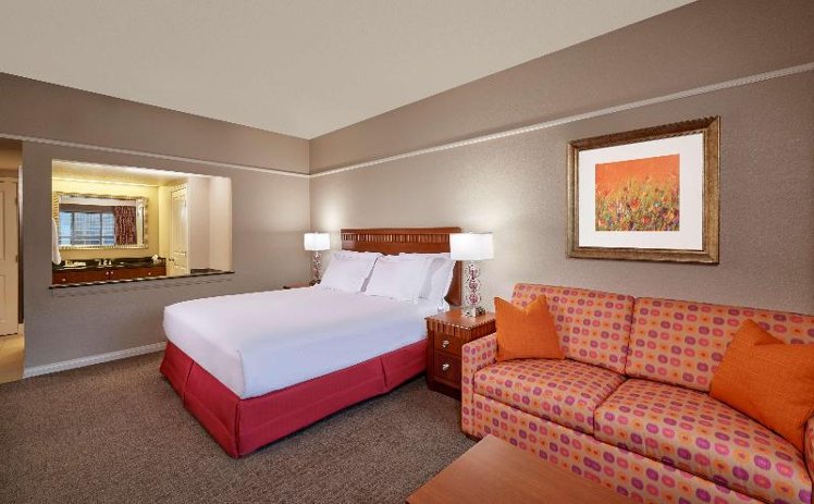 STUDIO KING SIZE BED Room
