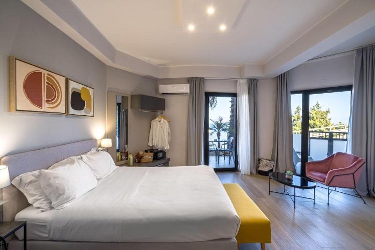 DOUBLE PARTIAL SEA VIEW Room