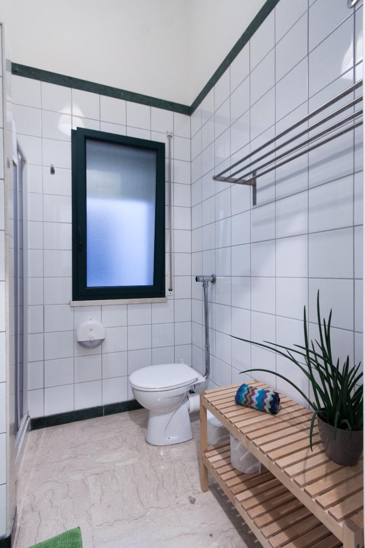 SINGLE WITH SHARED BATHROOM Room