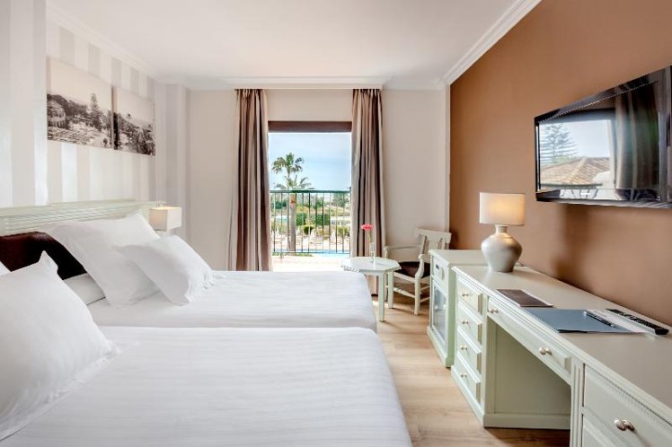 FAMILY ROOM POOL VIEW Room