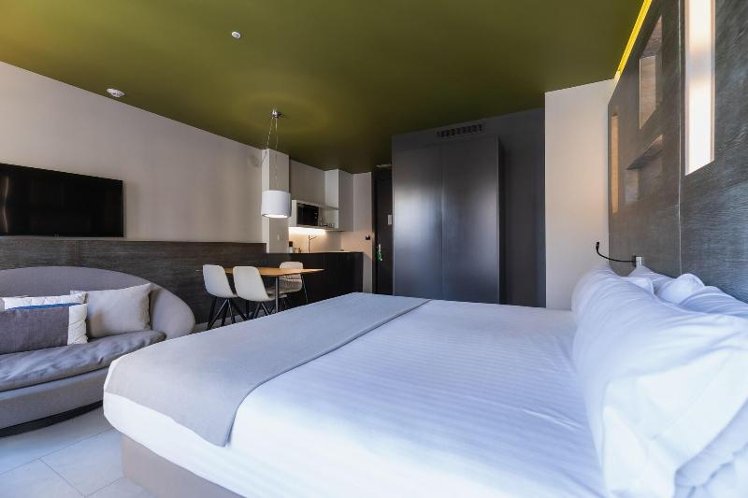 SUITE DELUXE ONE BED Room