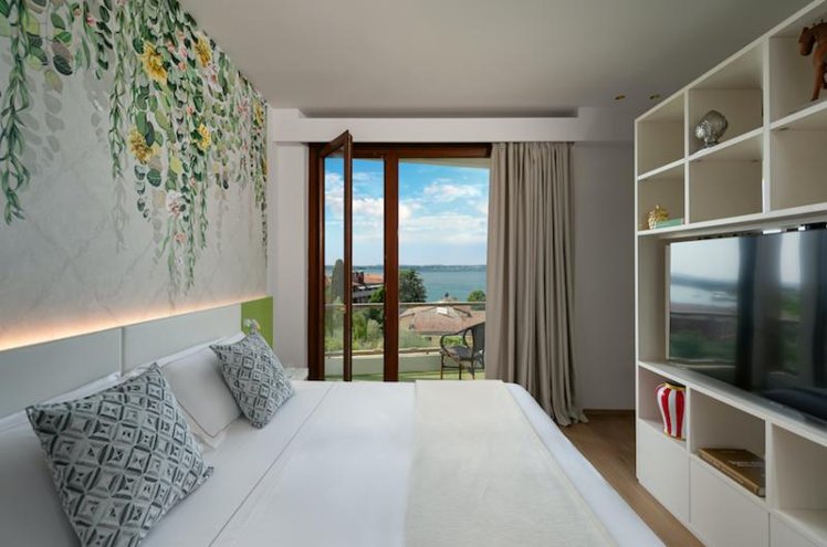 JUNIOR SUITE LAKE VIEW Room
