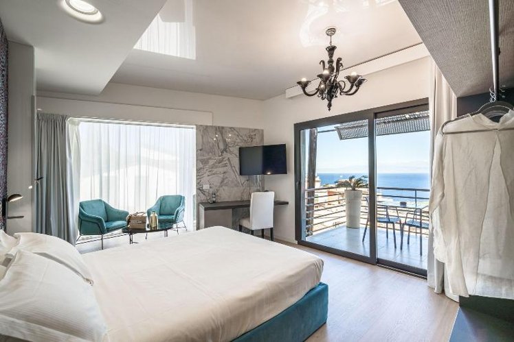 DOUBLE DELUXE QUEEN BED Room