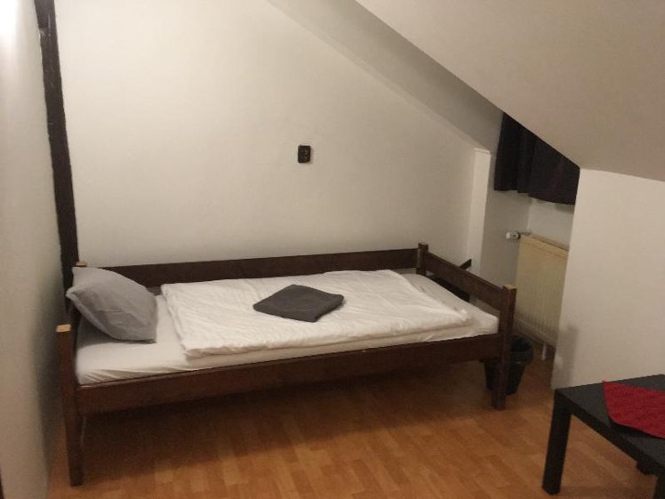 TWIN WITH SHARED BATHROOM Room