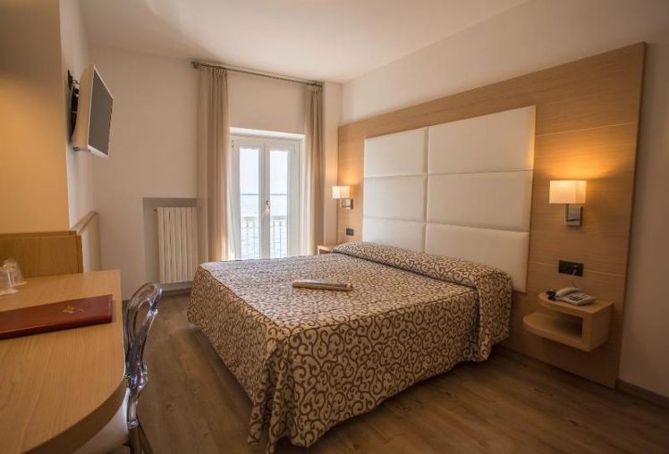 DOUBLE LAKE VIEW Room