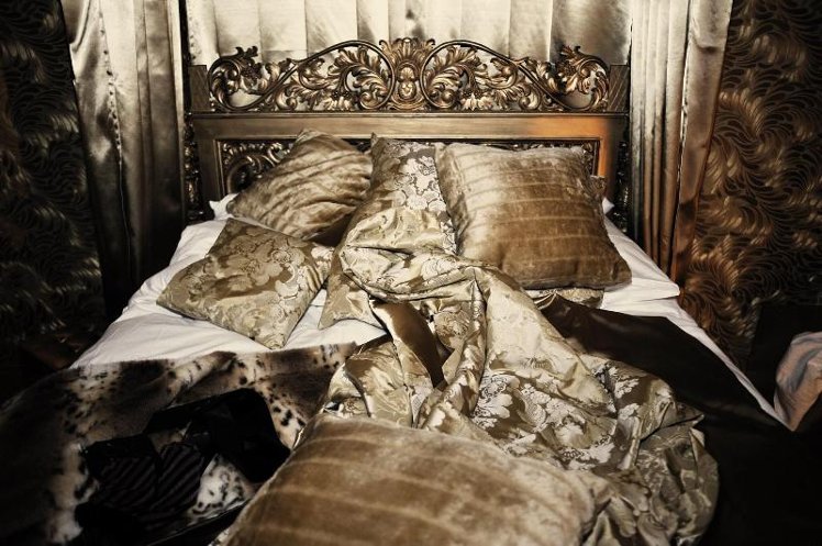 DOUBLE KING SIZE BED Room
