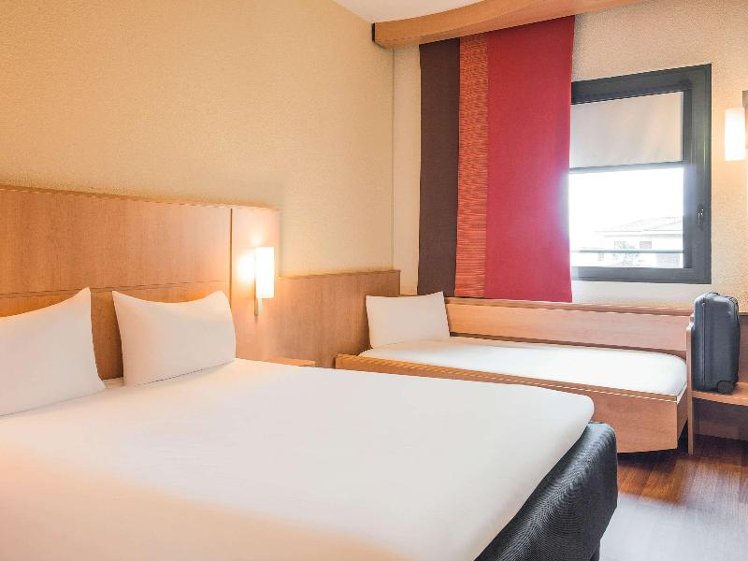 DOUBLE WITH DOUBLE BED Room