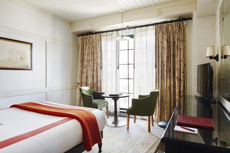 DOUBLE QUEEN SIZE BED Room