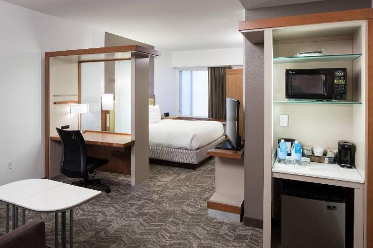 STUDIO KING SIZE BED Room
