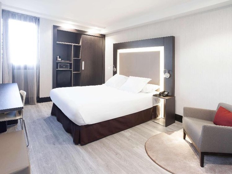 DOUBLE QUEEN SIZE BED Room