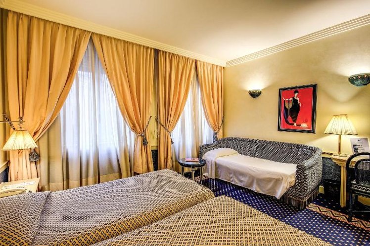 TRIPLE TWO BEDS Room