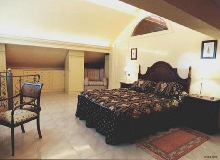JUNIOR SUITE STANDARD Room