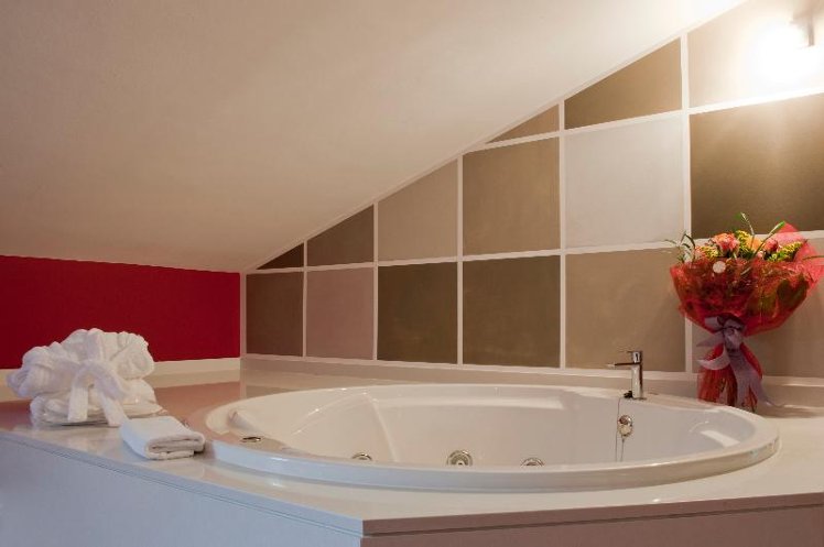 DOUBLE WITH JACUZZI Room