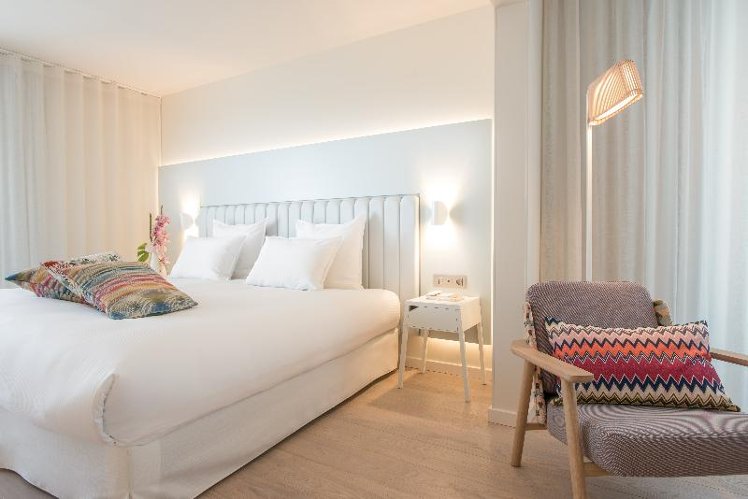 DOUBLE DELUXE QUEEN BED Room