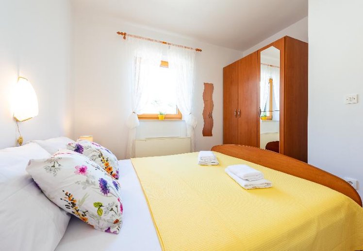 Apartments & Rooms Cina