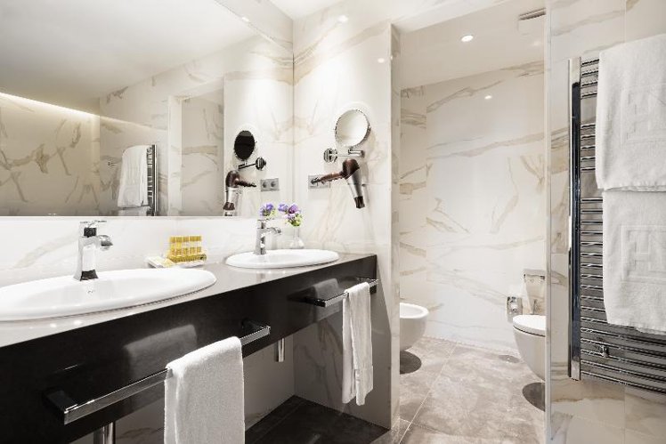 JUNIOR SUITE STANDARD Room
