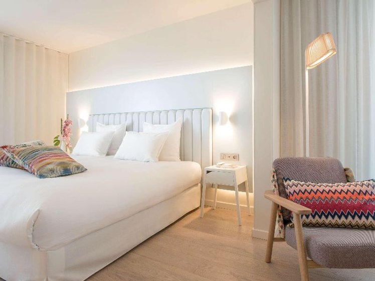 DOUBLE DELUXE QUEEN BED Room