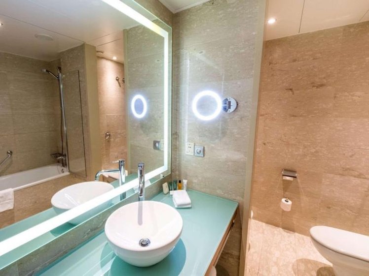 DOUBLE POOL VIEW KING BED Room