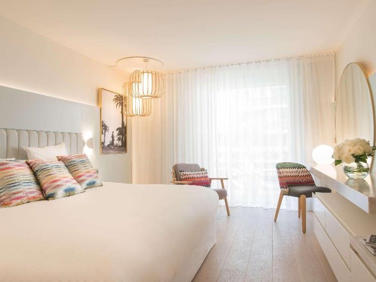 DOUBLE DELUXE QUEEN BED Room