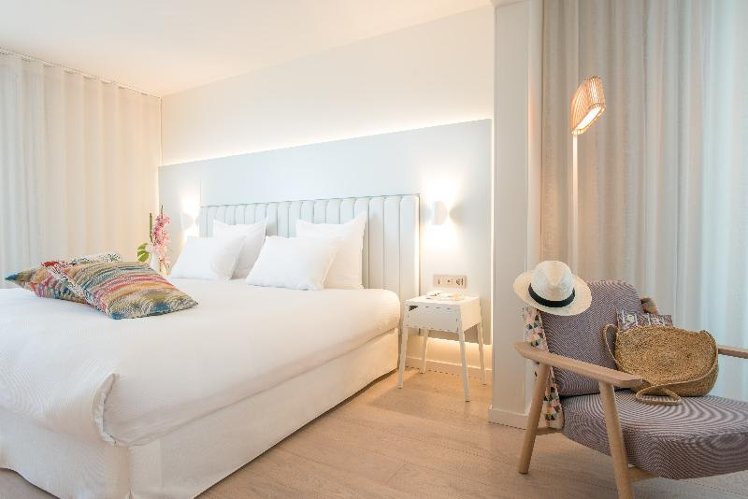 DOUBLE DELUXE QUEEN BED Room