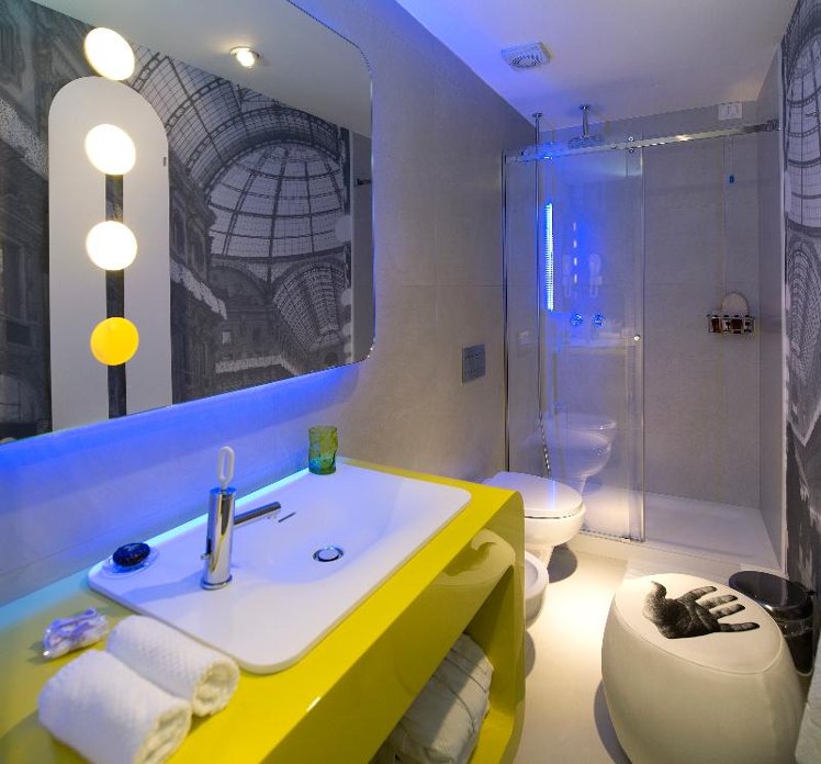 DOUBLE BUSINESS KING BED Room