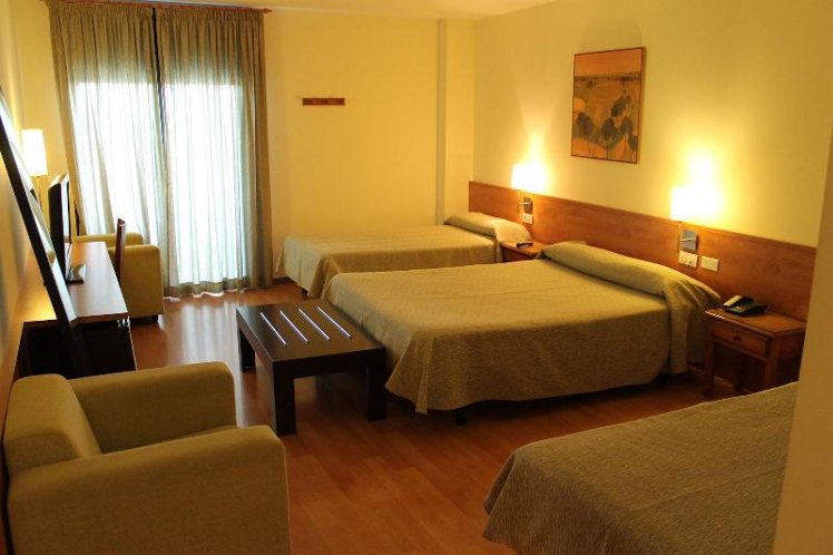 FAMILY ROOM THREE BEDS Room