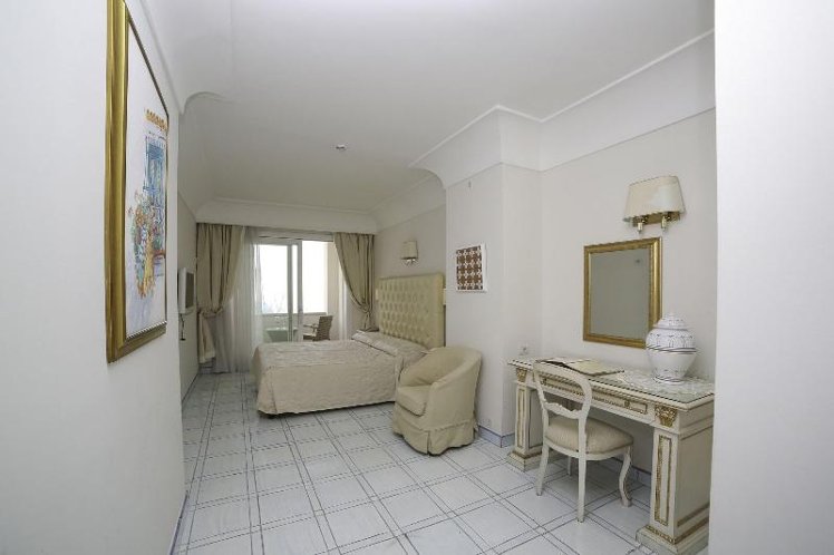 DOUBLE SUPERIOR QUEEN BED Room