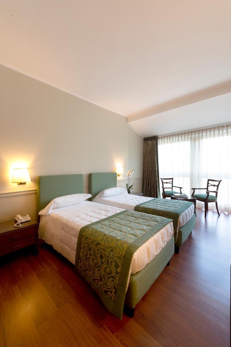 TWIN LAKE VIEW Room