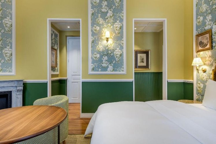 DOUBLE PREMIUM KING BED Room