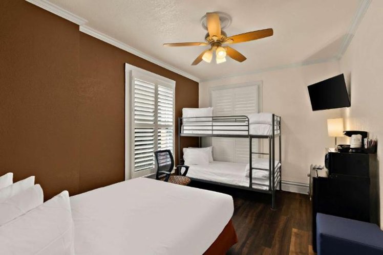 Room CAPACITY 4 Room