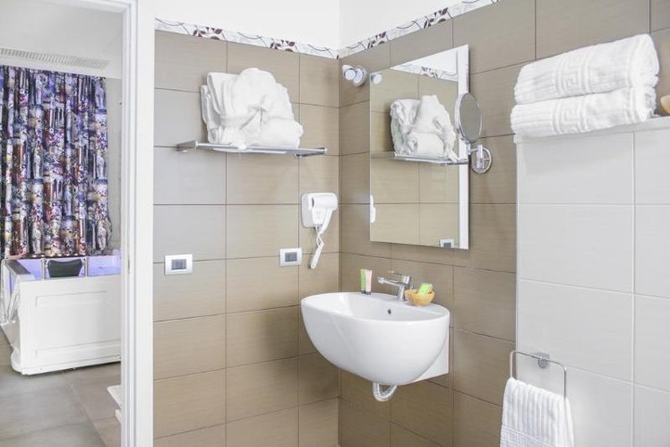 SUITE DELUXE WITH JACUZZI Room