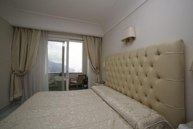 DOUBLE QUEEN SIZE BED Room