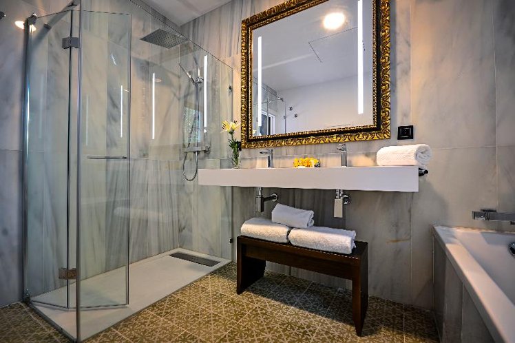 DOUBLE DELUXE ONE BED Room
