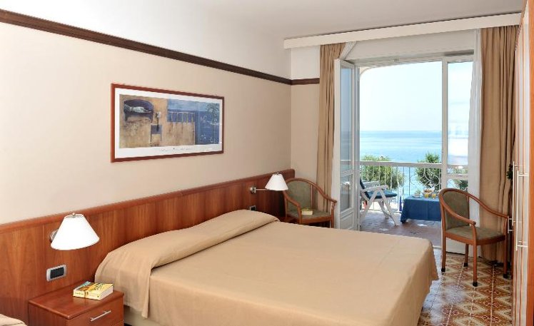 DOUBLE SUPERIOR Room