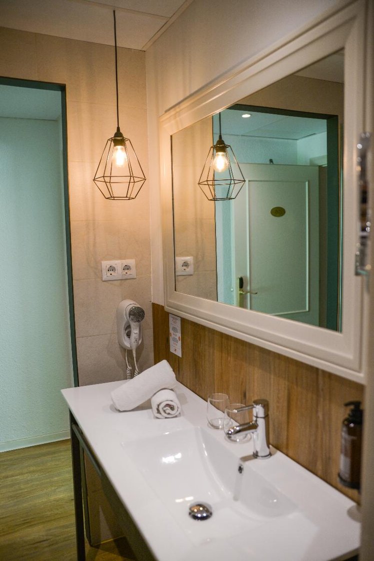 DOUBLE SINGLE USE STANDARD Room
