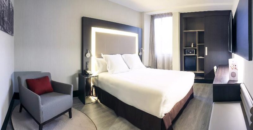 DOUBLE QUEEN SIZE BED Room