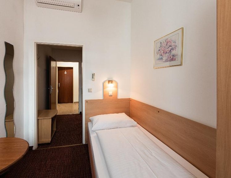 SINGLE STANDARD Room