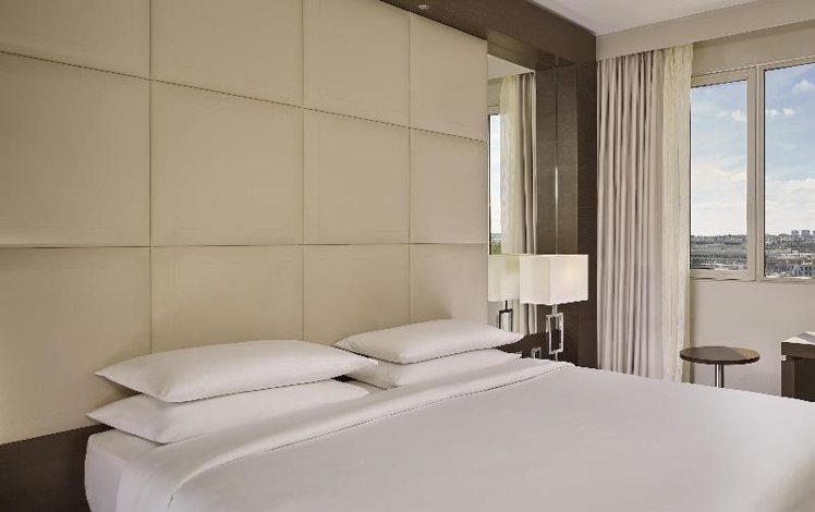 DOUBLE KING SIZE BED Room
