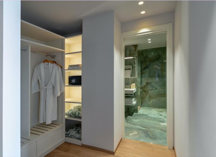 JUNIOR SUITE LAKE VIEW Room