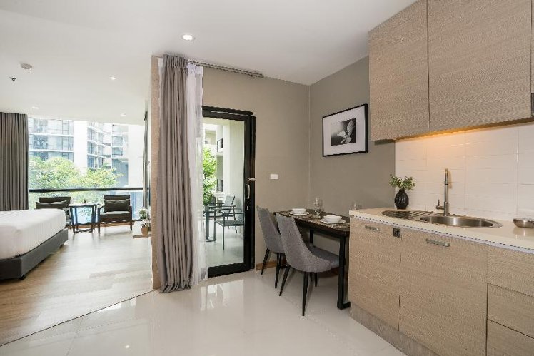 DOUBLE DELUXE POOL VIEW Room