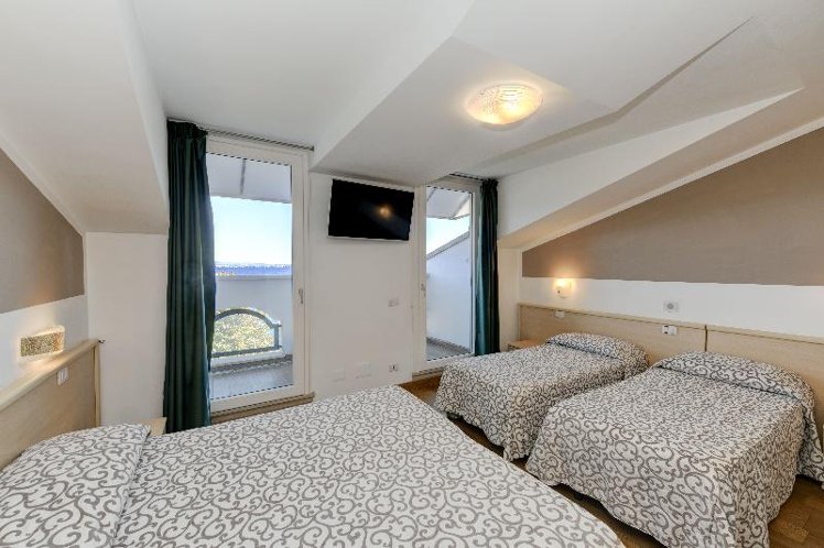 QUADRUPLE LAKE VIEW Room