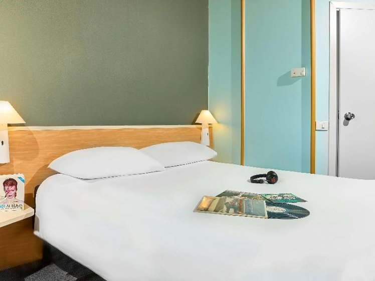 DOUBLE WITH DOUBLE BED Room