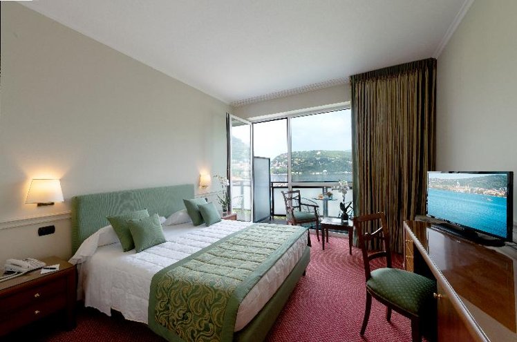 DOUBLE LAKE VIEW Room