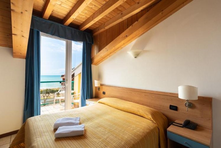 DOUBLE STANDARD Room